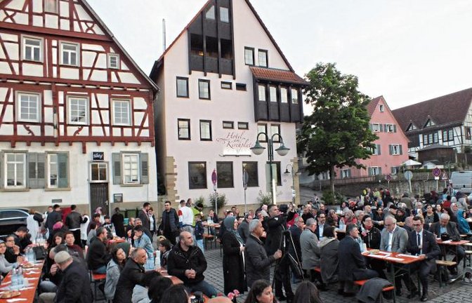 Auf dem Sachsenheimer Kirchplatz wurde gemeinsam gefeiert.  Foto: p