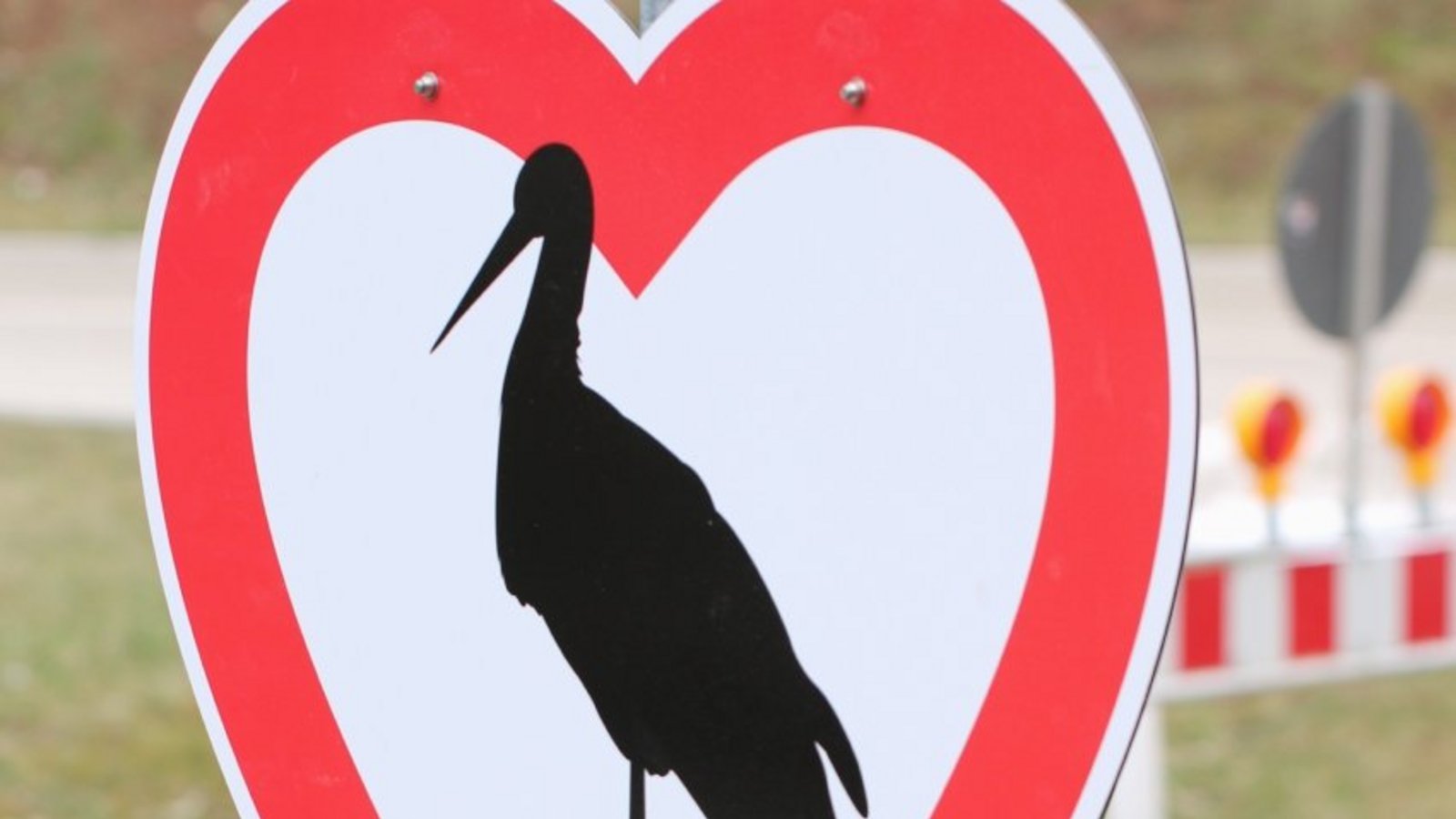 Immer wieder im Visier von Dieben: das Hinweisschild „Achtung Störche, langsam fahren“.  Foto: Erlebnispark Tripsdrill