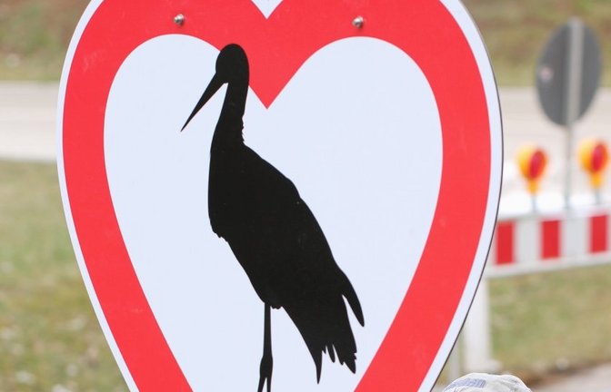 Immer wieder im Visier von Dieben: das Hinweisschild „Achtung Störche, langsam fahren“.  <span class='image-autor'>Foto: Erlebnispark Tripsdrill</span>