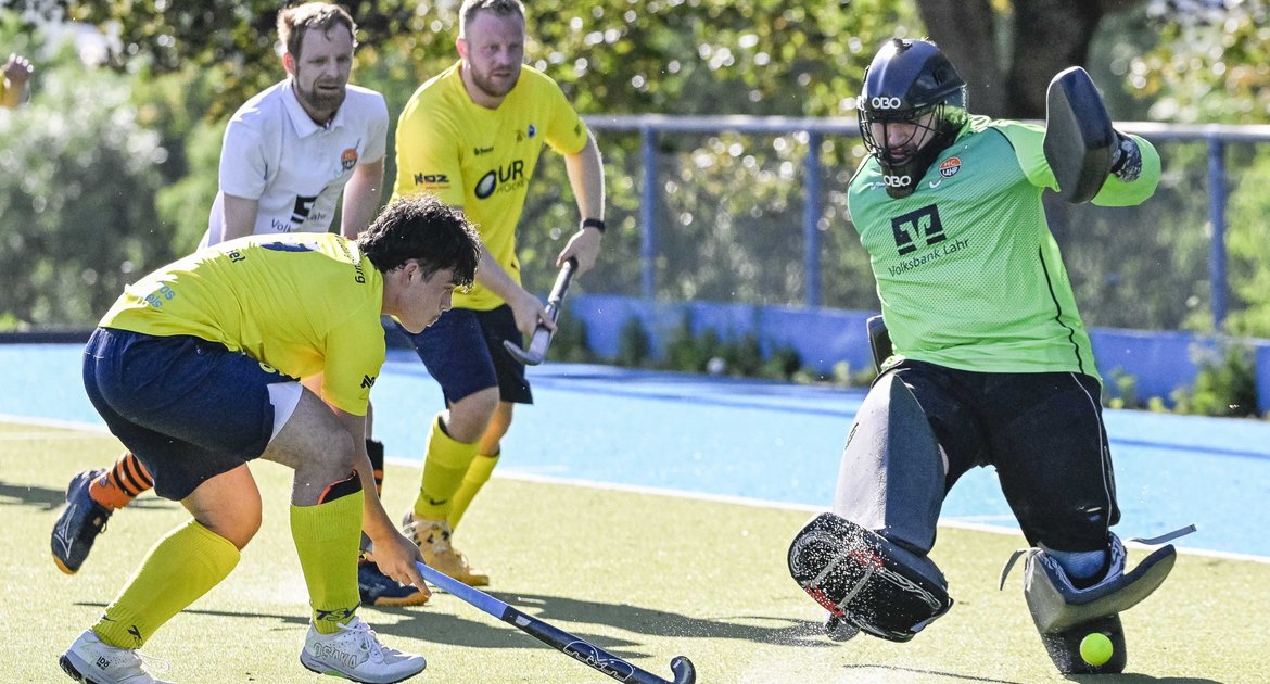 TSV Ludwigsburg (gelbes Trikot) - HC Lahr, 13.06.2026,  Hochey, Club an der Enz, Ludwigsburg, Spiel, 1. Verbandsliga,  David Veigel (TSV Ludwigsburg 1, #09) versucht den Ball an Gästekeeper Julian Küsters (HC Lahr 1, #01) vorbei zu bekommen. Der Ball ging ins aus. 