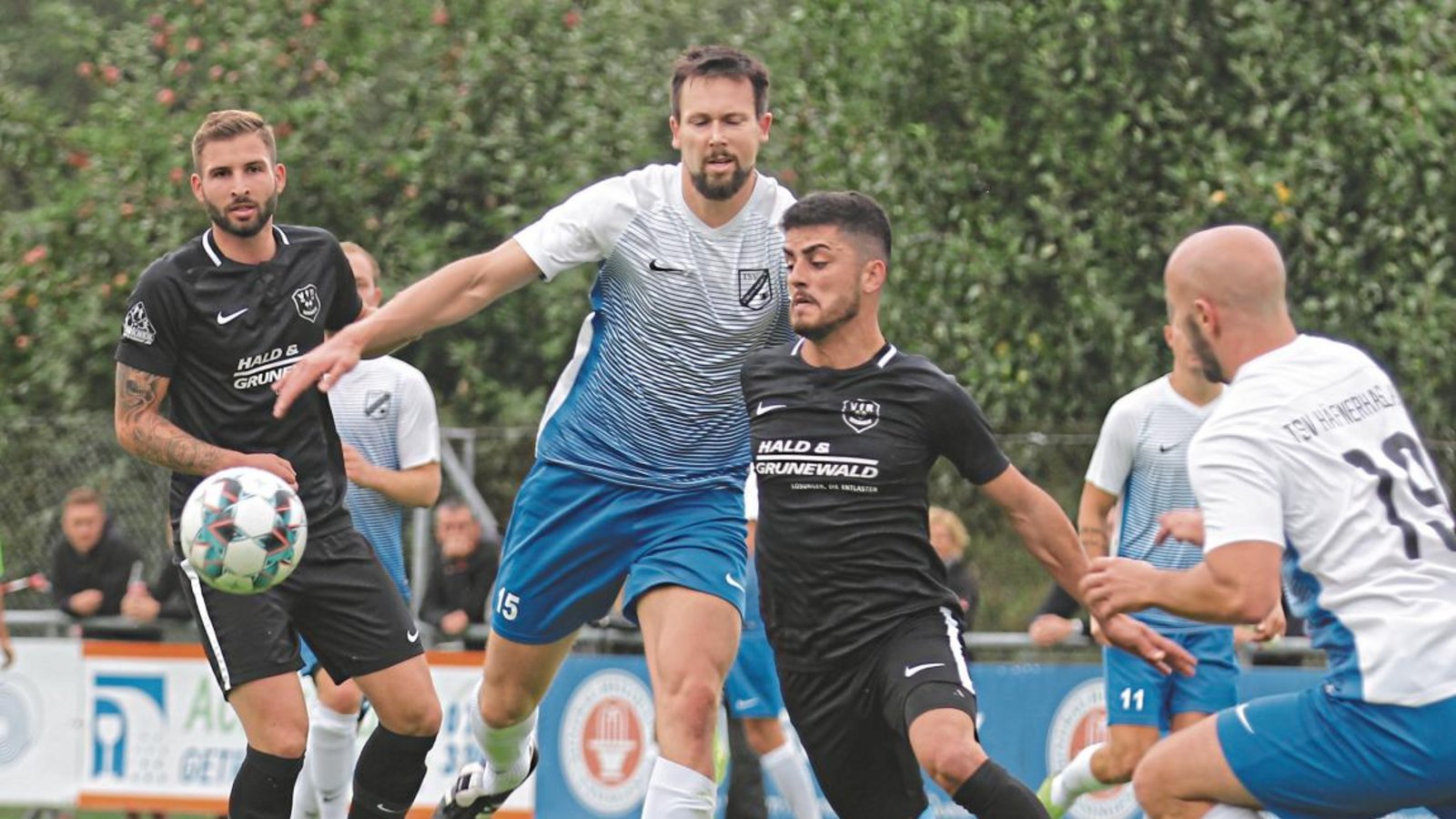 Hakan Atalay (Zweiter von rechts) bedrängt Häfnerhaslachs Dennis Toetz im Auftaktspiel. Gegen Nussdorf will der VfR mithalten. Foto: Nachreiner Hakan Atalay (Zweiter von rechts) bedrängt Häfnerhaslachs Dennis Toetz im Auftaktspiel. Gegen Nussdorf will der VfR mithalten. Foto: Nachreiner
