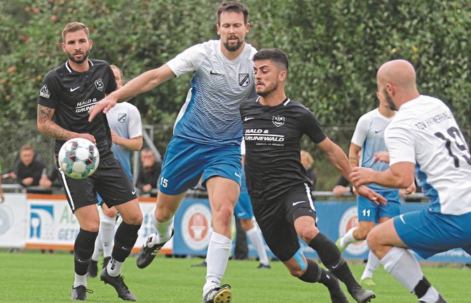 Hakan Atalay (Zweiter von rechts) bedrängt Häfnerhaslachs Dennis Toetz im Auftaktspiel. Gegen Nussdorf will der VfR mithalten.  Foto: Nachreiner