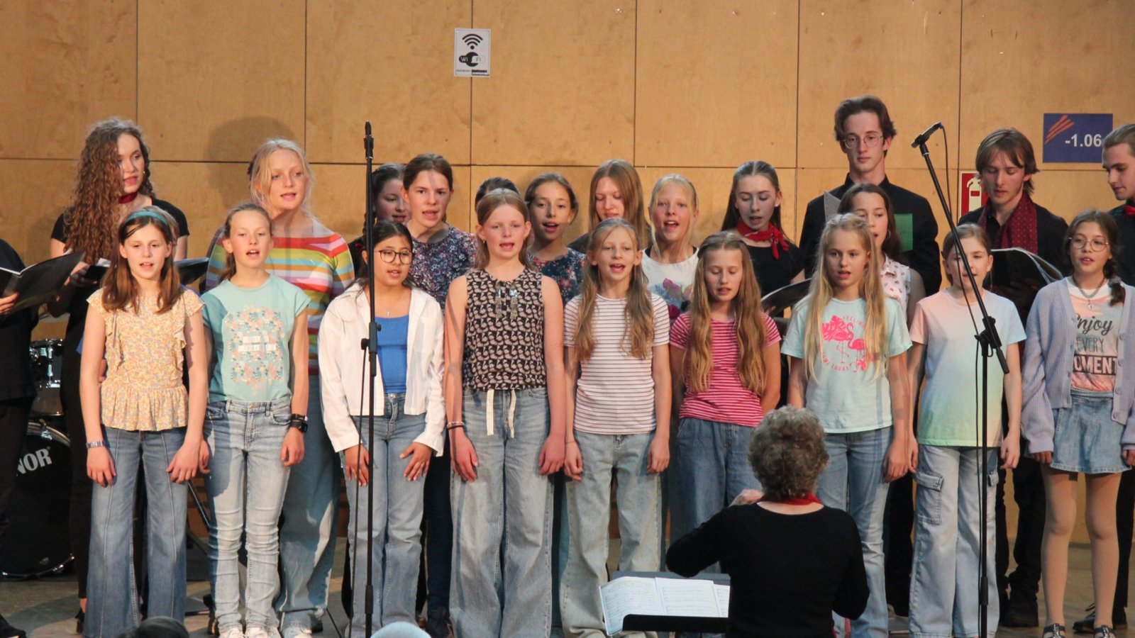 „Pura Vida“: Der Chor conTakt und der Singtreff der Klassen 5 und 6 machen gemeinsame Sache. „Pura Vida“: Der Chor conTakt und der Singtreff der Klassen 5 und 6 machen gemeinsame Sache.