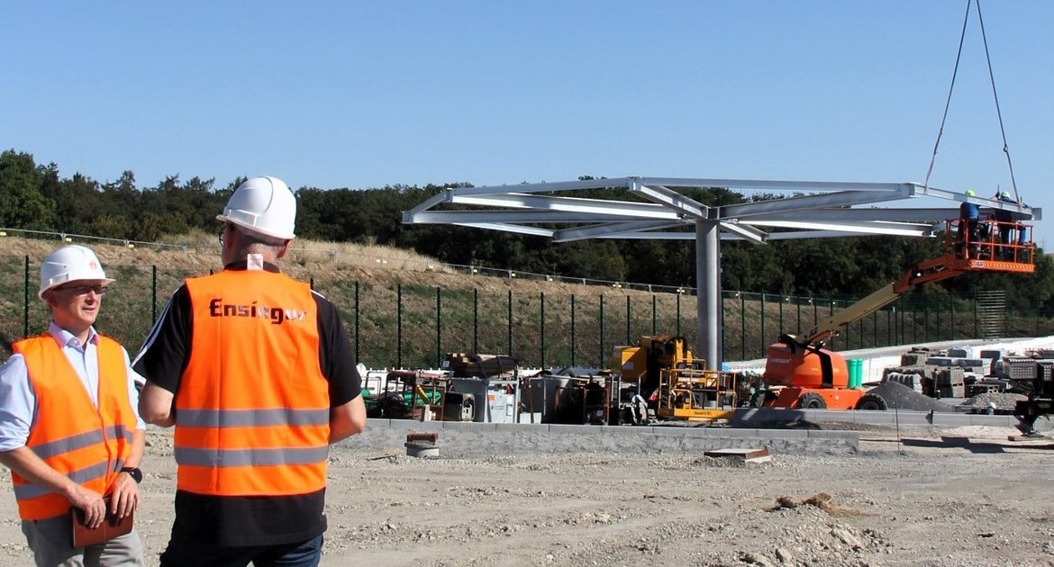 Erweiterung Ensinger Mineral-Heilquellen am Standort Ensingen. Auf dem Weg zum emissionsfreien Betrieb. Die PV-Bäume sind einmalig. Ein PV-Baum, unter dem E-LKW im Schatten parken können, während sie geladen werden, erzeugt jährlich ca. 30.000 kWh Srom. Foto: Kauer  Geschäftsführer Frank Lehmann (rechts)