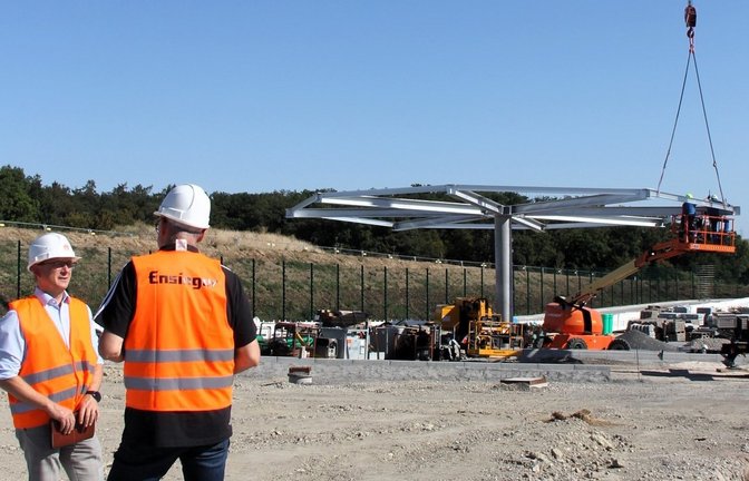 Einzelstück: Die Photovoltaik-Bäume, die am Standort von Ensinger Mineral-Heilquellen errichtet werden (Bildmitte), sind Spezialanfertigungen. Geschäftsführer Frank Lehmann (links) freut sich über den Baufortschritt. <span class='image-autor'>Fotos: Kauer</span>