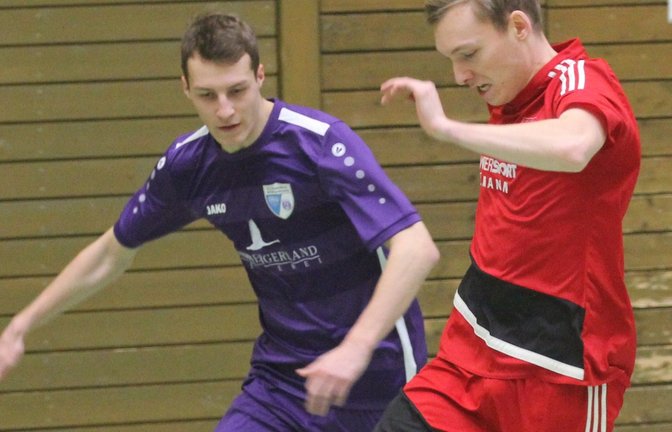 Das Duell des TSV Großglattbach (rechts Heiko Neu) mit der SGM Roßwag/Mühlhausen (links Tim Zipperle) hatte 2020 wie auch jetzt seinen Reiz beim Mühlacker Stadtpokal. <span class='image-autor'>Foto: Nachreiner</span>