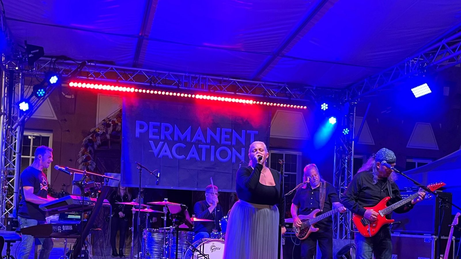 Schon mehrfach beim Schäferlauf auf der Marktplatzbühne: die Band Permanent Vacation.  Foto: Matthias Eckert