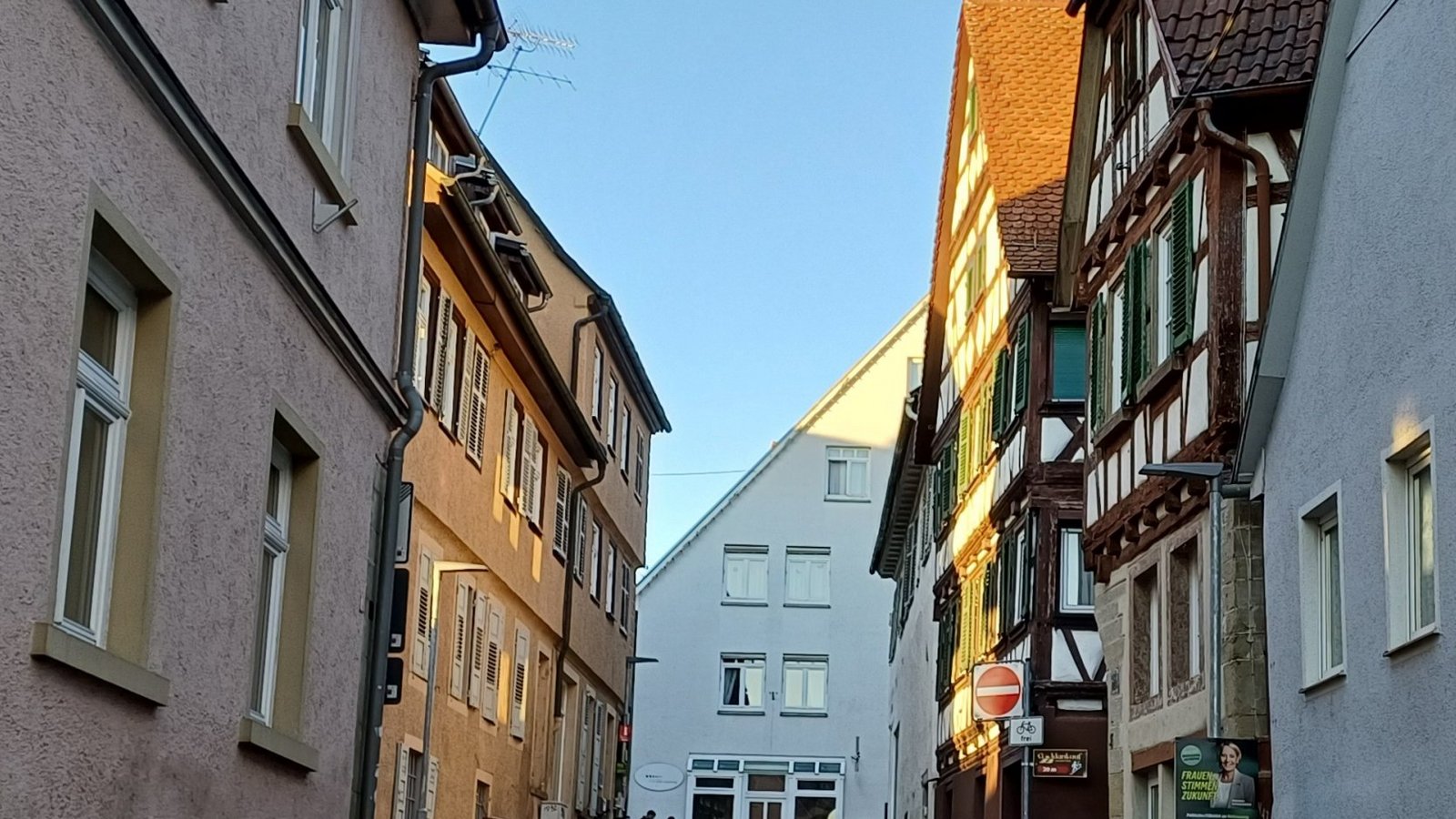 In der Auricher Straße sollen zur Stuttgarter Straße hin – im Bild oben – Pfosten das Durchfahren verhindern. Oben links sollen drei Kurzzeitparkplätze entstehen. Foto: Rücker In der Auricher Straße sollen zur Stuttgarter Straße hin – im Bild oben – Pfosten das Durchfahren verhindern. Oben links sollen drei Kurzzeitparkplätze entstehen. Foto: Rücker