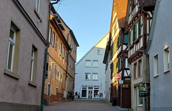 In der Auricher Straße sollen zur Stuttgarter Straße hin – im Bild oben – Pfosten das Durchfahren verhindern. Oben links sollen drei Kurzzeitparkplätze entstehen.  <span class='image-autor'>Foto: Rücker</span>