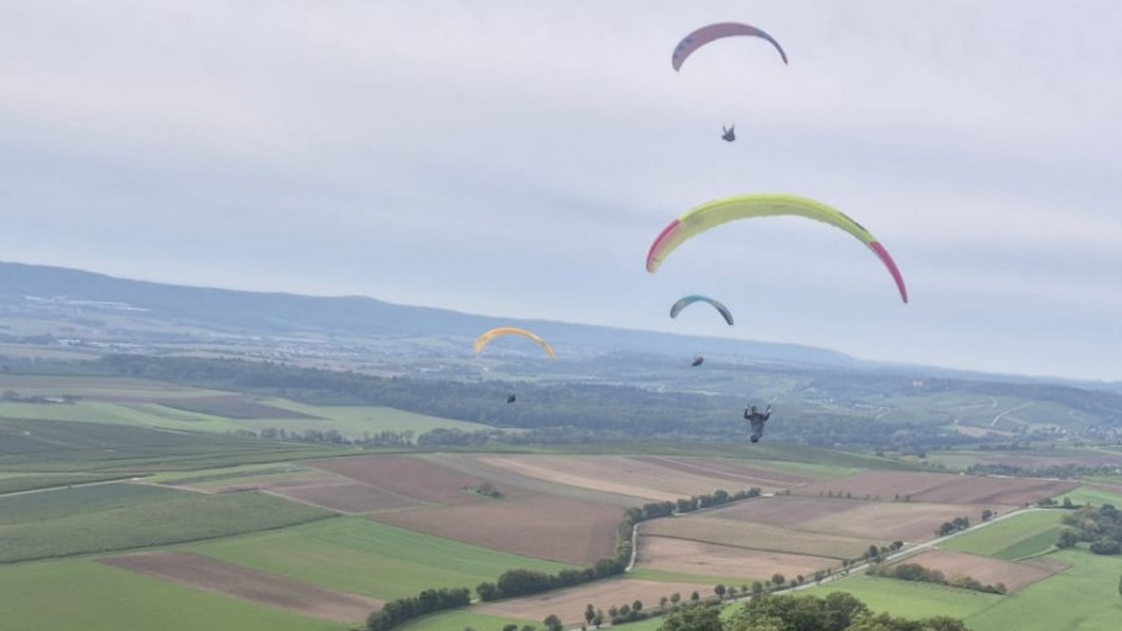 Die Gleitschirme sind bei goldenem Oktoberwetter auch für Passanten sehenswert. Foto: p Die Gleitschirme sind bei goldenem Oktoberwetter auch für Passanten sehenswert. Foto: p