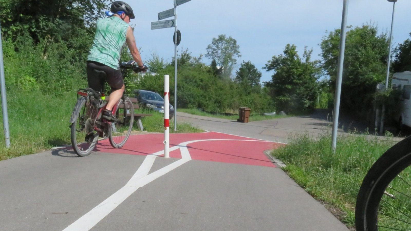 An der Kehlstraße ist bislang Schluss. Doch ab März sollen die Arbeiten für die Verlängerung des Radwegs beginnen – auch am anderen Ende bei Kleinglattbach.  Archivfoto: Arning