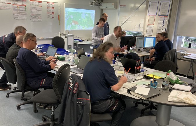 Bei einer Übung des Führungsstabes waren rund 50 Kräfte der verschiedensten Organisationen im Einsatz. Hier ein Blick in den Stabsraum im Landratsamt, aus dem die Schadenslage gemanagt wurde.  <span class='image-autor'>Foto: LE</span>