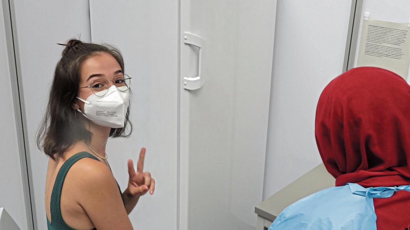 „Victory“: Laura hat ihre erste Impfdosis im KIZ erhalten.  Foto: Hörstmann