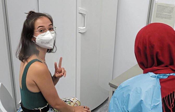 „Victory“: Laura hat ihre erste Impfdosis im KIZ erhalten.  Foto: Hörstmann