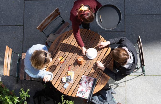 Klassiker: Kellnern ist ein beliebter Ferienjob. Doch für Jugendliche gelten auch in der Gastronomie strenge Regeln.<span class='image-autor'>Sebastian Kahnert/dpa-Zentralbild/dpa</span>