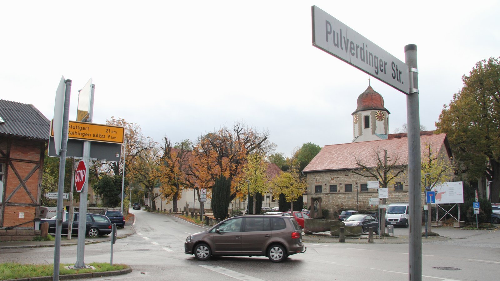 Die Hemminger Straße (links im Hintergrund) ist seit Ende Oktober wieder für den Verkehr freigegeben. Doch schon im Frühjahr müssen die Einwohnerinnen und Einwohner wieder mit einer Großbaustelle rechnen, wenn die Pulverdinger Straße saniert wird.  Foto: Banholzer