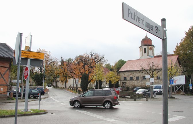 Die Hemminger Straße (links im Hintergrund) ist seit Ende Oktober wieder für den Verkehr freigegeben. Doch schon im Frühjahr müssen die Einwohnerinnen und Einwohner wieder mit einer Großbaustelle rechnen, wenn die Pulverdinger Straße saniert wird.  <span class='image-autor'>Foto: Banholzer</span>