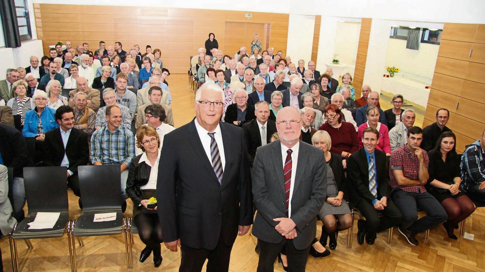 Bürgermeister Peter Schäfer (links) und Kreisarchivar Dr. Thomas Schulz ließen die 40-jährige Geschichte der Gemeinde Eberdingen Revue passieren. Foto: Banholzer