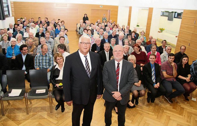 Bürgermeister Peter Schäfer (links) und Kreisarchivar Dr. Thomas Schulz ließen die 40-jährige Geschichte der Gemeinde Eberdingen Revue passieren. Foto: Banholzer
