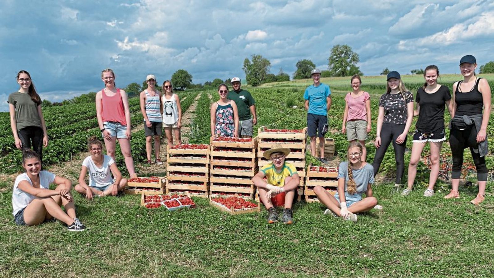 Die jungen Helfer aus Enzweihingen und Großglattbach mitsamt der „Ernte“.  Foto: Pfisterer