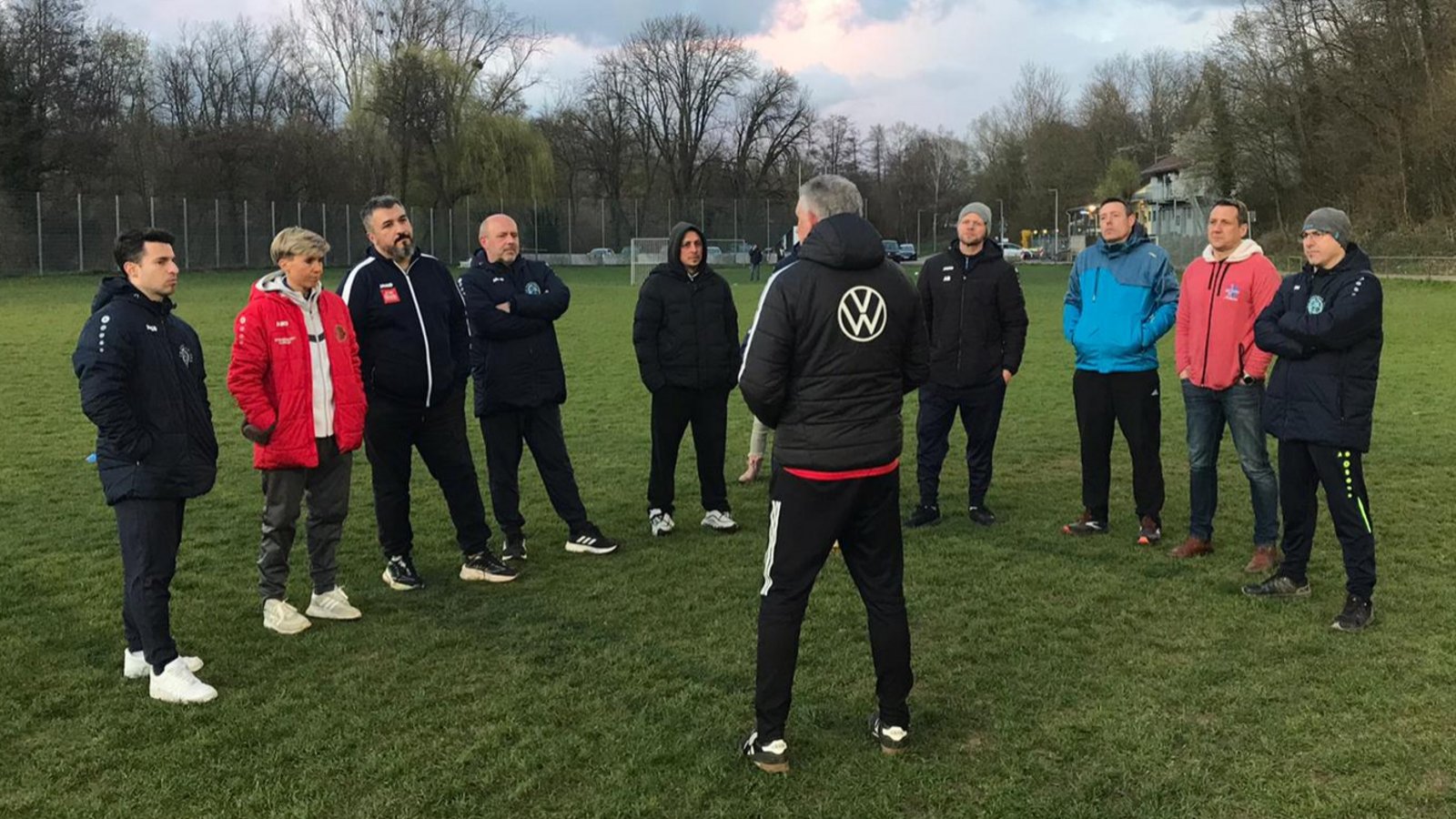 Gespannt lauschen die Nachwuchstrainer den Ausführungen des DFB-Coaches, der mit dem DFB-Mobil in Enzweihingen Station gemacht hat. Foto: privat
