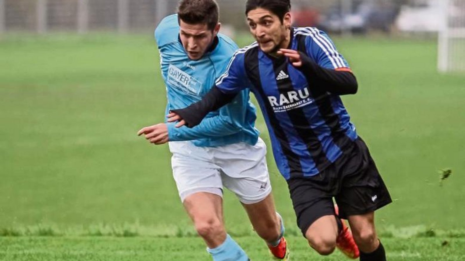 Laufduell im Spitzenspiel zwischen Enzweihingen und Nussdorf – Cihat Aytac (rechts), Spielmacher der Gastgeber, hat ganz knapp die Nase vor Thorsten Josenhans. Foto: Simecek Laufduell im Spitzenspiel zwischen Enzweihingen und Nussdorf – Cihat Aytac (rechts), Spielmacher der Gastgeber, hat ganz knapp die Nase vor Thorsten Josenhans. Foto: Simecek