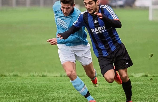 Laufduell im Spitzenspiel zwischen Enzweihingen und Nussdorf – Cihat Aytac (rechts), Spielmacher der Gastgeber, hat ganz knapp die Nase vor Thorsten Josenhans.  Foto: Simecek