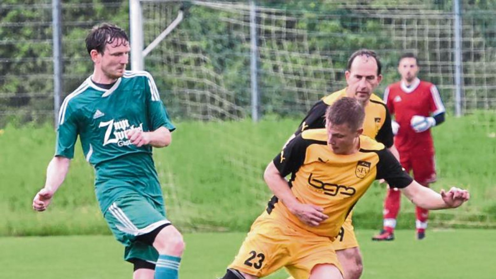 Spielertrainer Daniel Fuchs (links), hier im Zweikampf gegen Freudentals Rabin Dravic, hat mit seinem SV Iptingen durch einen 3:2-Sieg den direkten Klassenerhalt gesichert. Foto: Leitner Spielertrainer Daniel Fuchs (links), hier im Zweikampf gegen Freudentals Rabin Dravic, hat mit seinem SV Iptingen durch einen 3:2-Sieg den direkten Klassenerhalt gesichert. Foto: Leitner