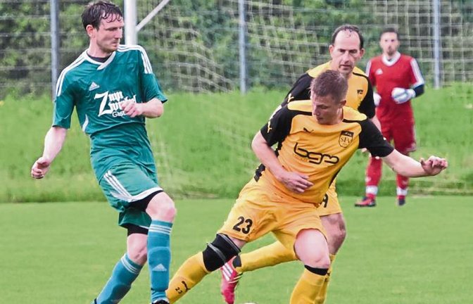 Spielertrainer Daniel Fuchs (links), hier im Zweikampf gegen Freudentals Rabin Dravic, hat mit seinem SV Iptingen durch einen 3:2-Sieg den direkten Klassenerhalt gesichert. Foto: Leitner