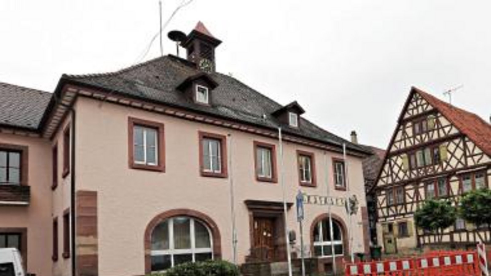 Das Wiernsheimer Rathaus (Bild) ist ebenso geschlossen wie das in Illingen. Foto: Küppers Das Wiernsheimer Rathaus (Bild) ist ebenso geschlossen wie das in Illingen. Foto: Küppers
