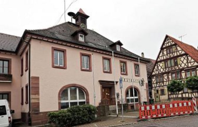 Das Wiernsheimer Rathaus (Bild) ist ebenso geschlossen wie das in Illingen.  Foto: Küppers
