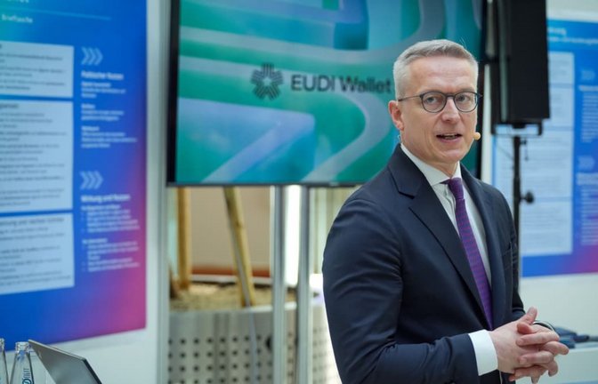 Bundesdigitalminister Karsten Wildberger (CDU) hat zugesagt, dass die digitale Brieftasche ab dem 2. Januar 2027 bereit stehen soll.<span class='image-autor'>Soeren Stache/dpa</span>