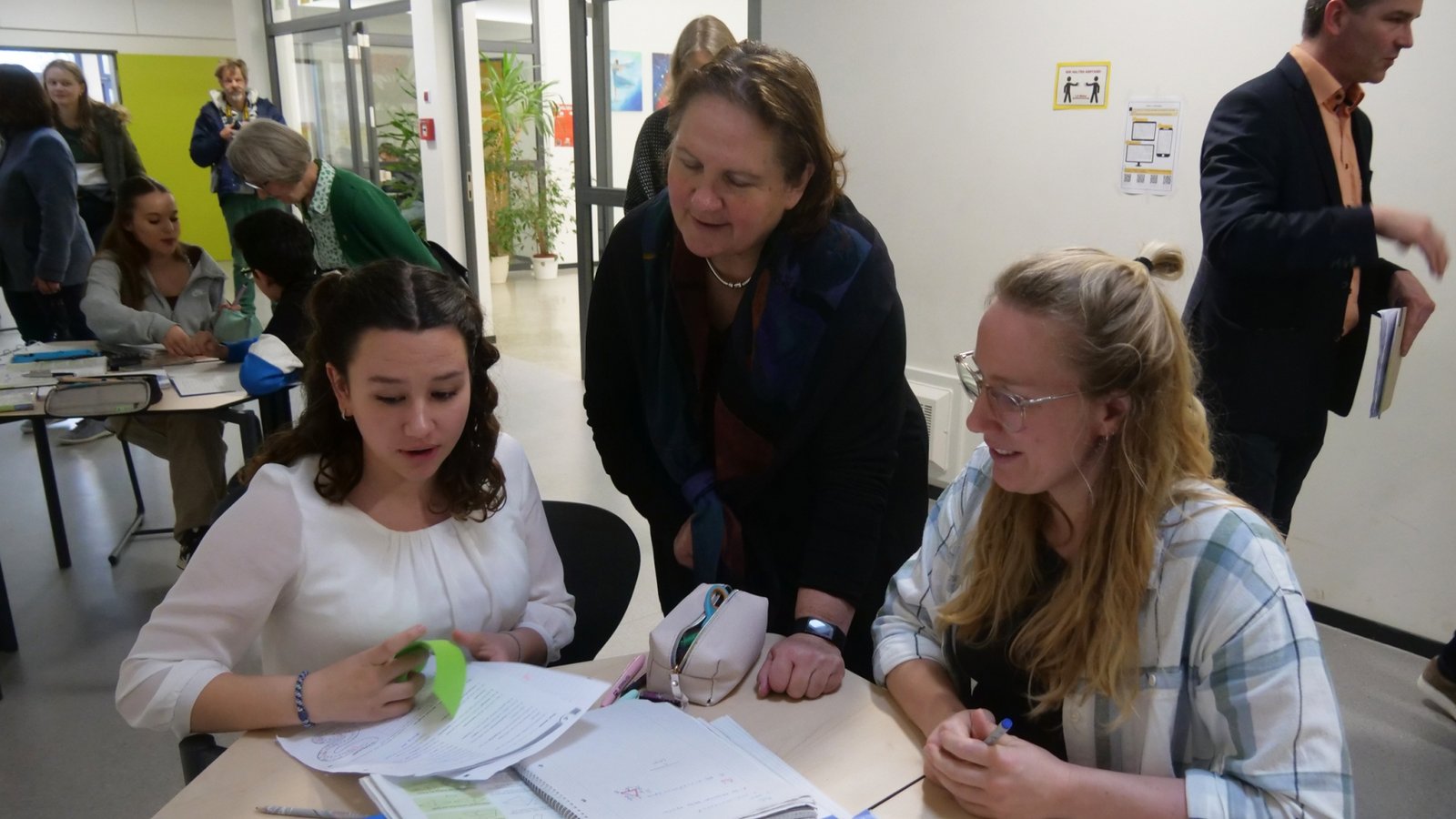 In den Klassen informiert sich Kultusministerin Schopper über den Unterricht. Foto: Friedrich In den Klassen informiert sich Kultusministerin Schopper über den Unterricht. Foto: Friedrich