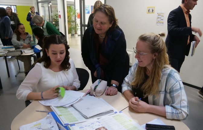 In den Klassen informiert sich Kultusministerin Schopper über den Unterricht.  <span class='image-autor'>Foto: Friedrich</span>