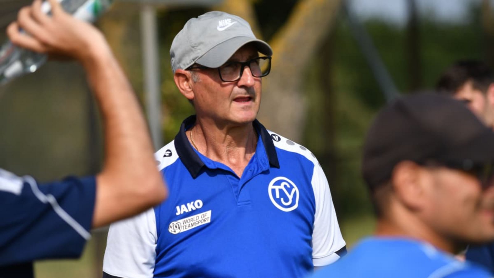 Ottaviano Acri als Vertreter des Cheftrainers Giuseppe Greco steht machtlos an der Seitenlinie.Maximilian Hamm