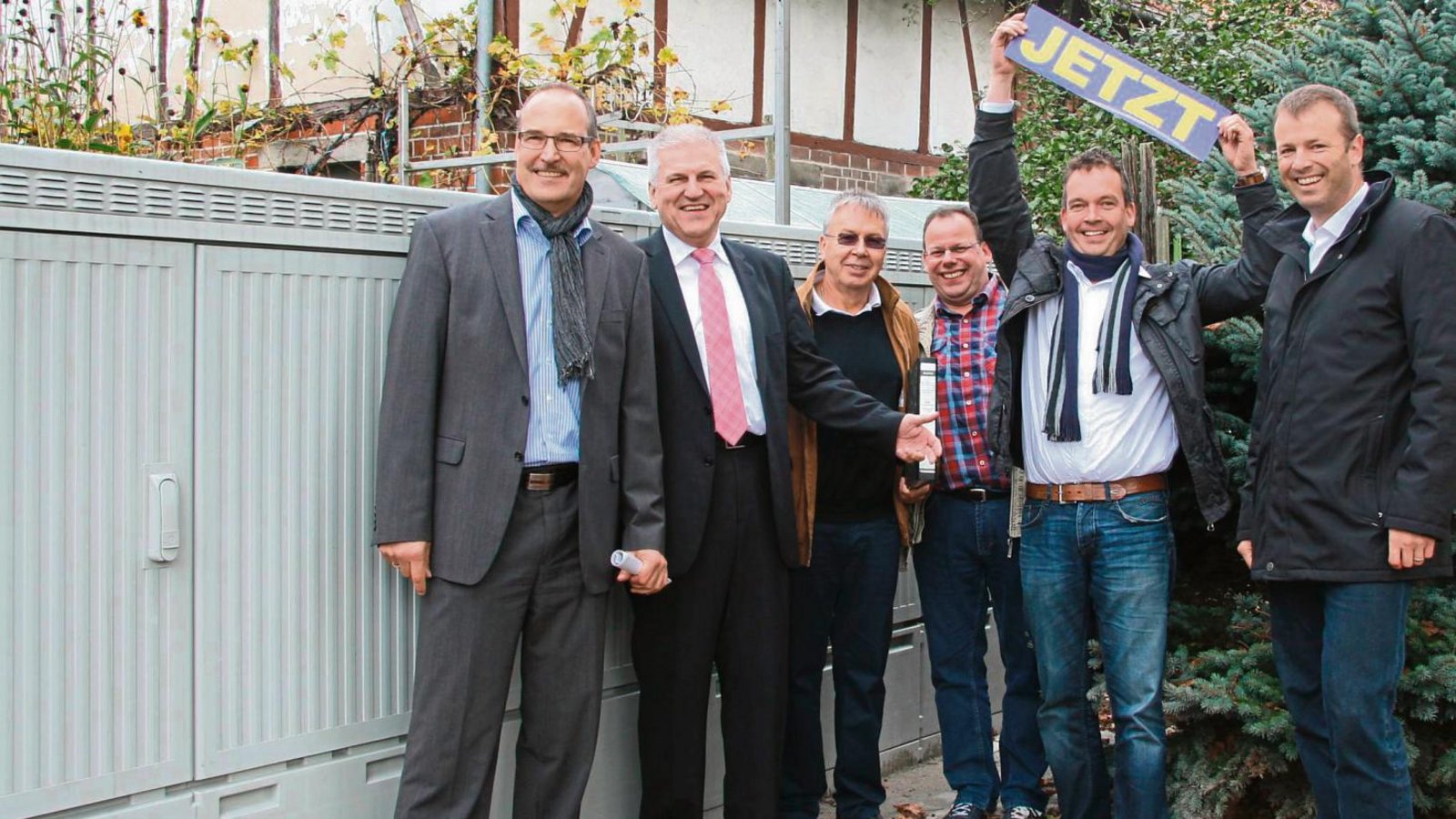 Startschuss für die Datenautobahn am Umsetzer in Horrheim, von links Joachim Otto, Gerd Maisch, Thomas Fritzlar, Stefan Wasserbäch, Markus Michels und Heiko Deichmann.  Foto: Rücker