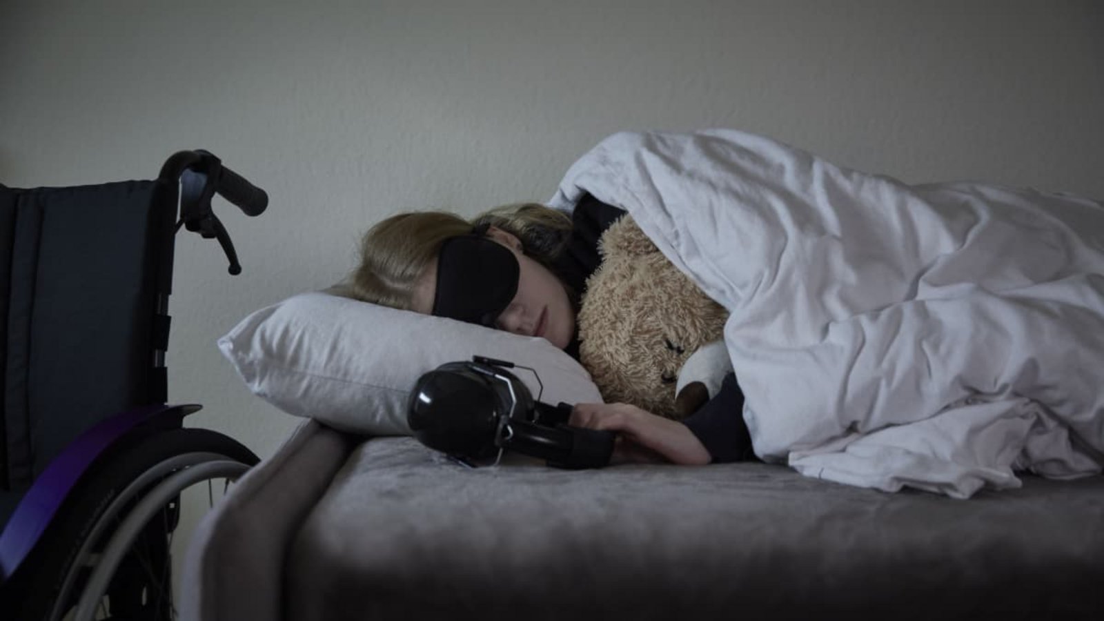 Viele Betroffene sind licht- und geräuschempfindlich und müssen tagelang im Bett verbringen (Symbolbild).Sergej Preis/Deutsche Gesellschaft für ME/CFS Viele Betroffene sind licht- und geräuschempfindlich und müssen tagelang im Bett verbringen (Symbolbild).Sergej Preis/Deutsche Gesellschaft für ME/CFS
