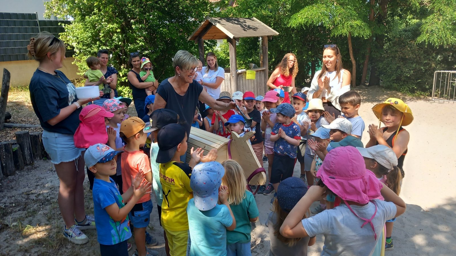 Kindergartenleiterin Christine Reich taufte feierlich die Holzkuh im Außenbereich des evangelischen Kindergartens auf dem Kies auf den Namen Mathilde. Foto: Glemser Kindergartenleiterin Christine Reich taufte feierlich die Holzkuh im Außenbereich des evangelischen Kindergartens auf dem Kies auf den Namen Mathilde. Foto: Glemser
