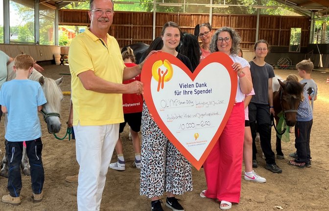 Vorstandsmitglieder der Stiftung Mathias Eggle und Sonja Ulrich mit Laura Schmoll vom Ambulanten Kinder- und Jugendhospizdienst. <span class='image-autor'>Foto: p</span>