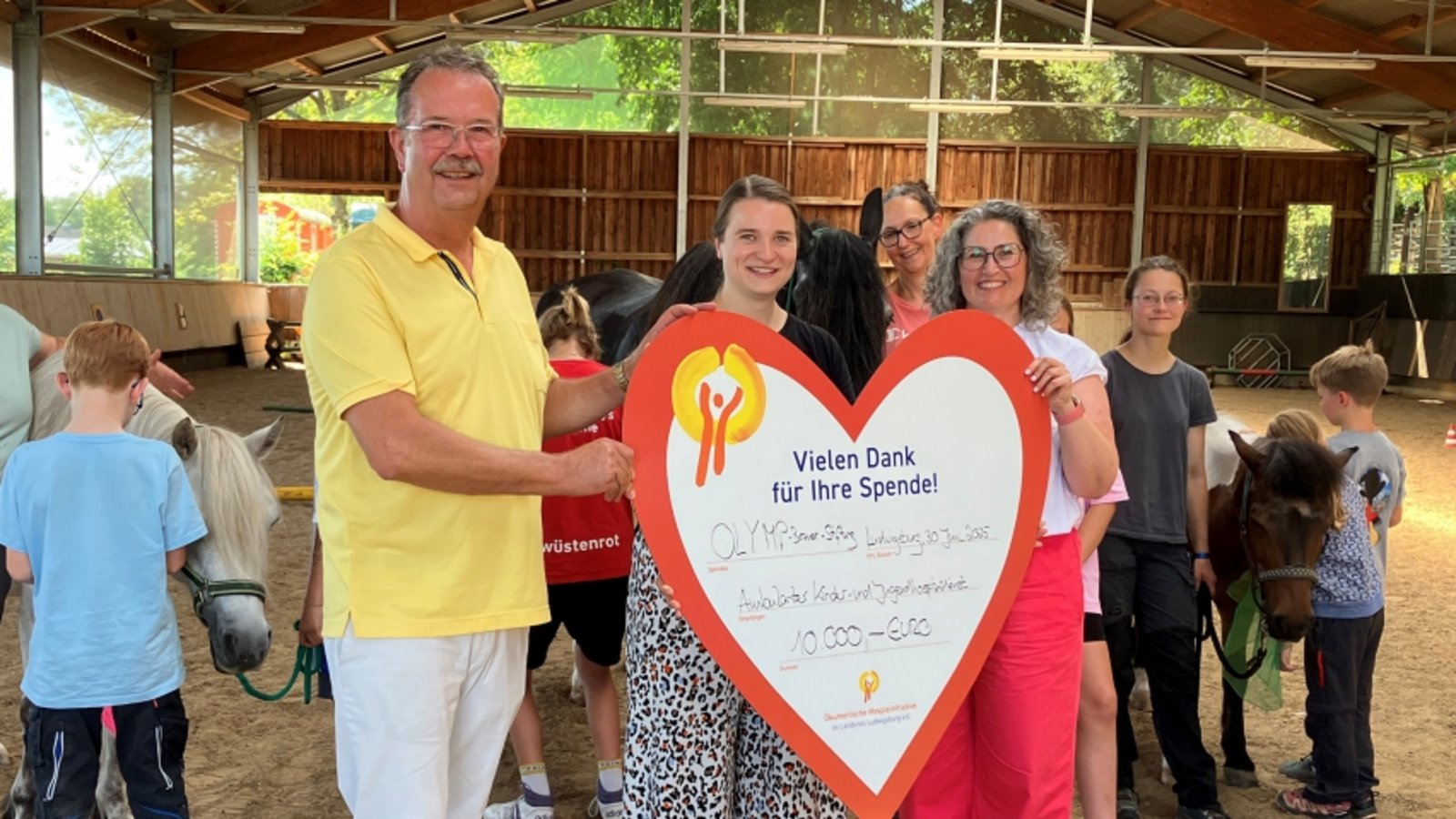 Vorstandsmitglieder der Stiftung Mathias Eggle und Sonja Ulrich mit Laura Schmoll vom Ambulanten Kinder- und Jugendhospizdienst. Foto: p Vorstandsmitglieder der Stiftung Mathias Eggle und Sonja Ulrich mit Laura Schmoll vom Ambulanten Kinder- und Jugendhospizdienst. Foto: p