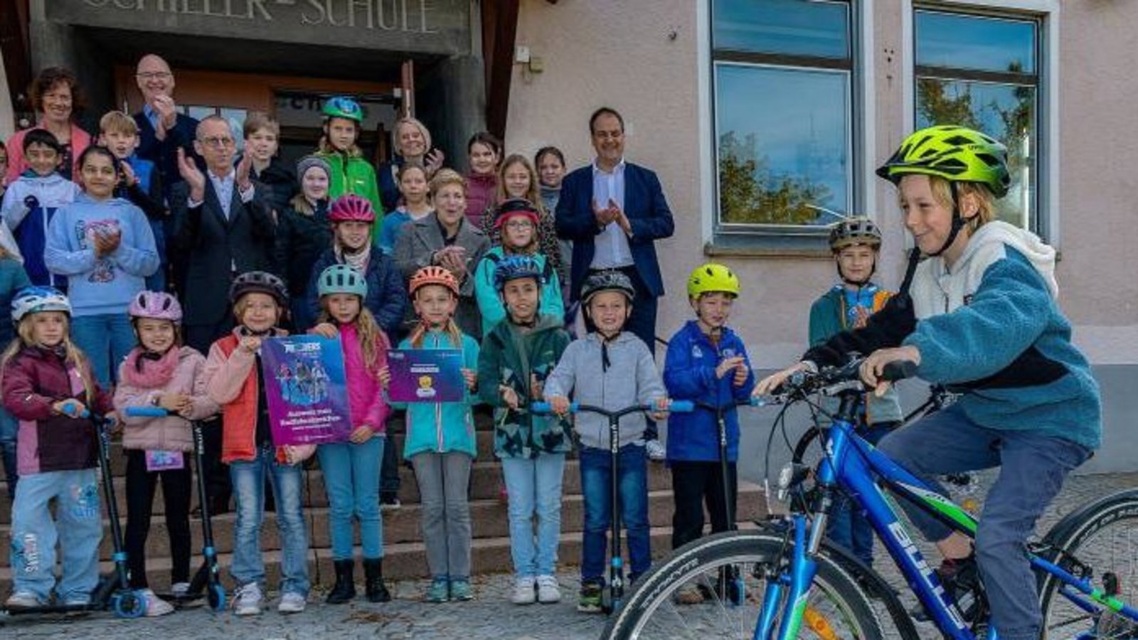 Stolz präsentieren die Schüler ihre Radfahrabzeichen.  Foto: Kalb