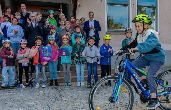 Stolz präsentieren die Schüler ihre Radfahrabzeichen.  <span class='image-autor'>Foto: Kalb</span>