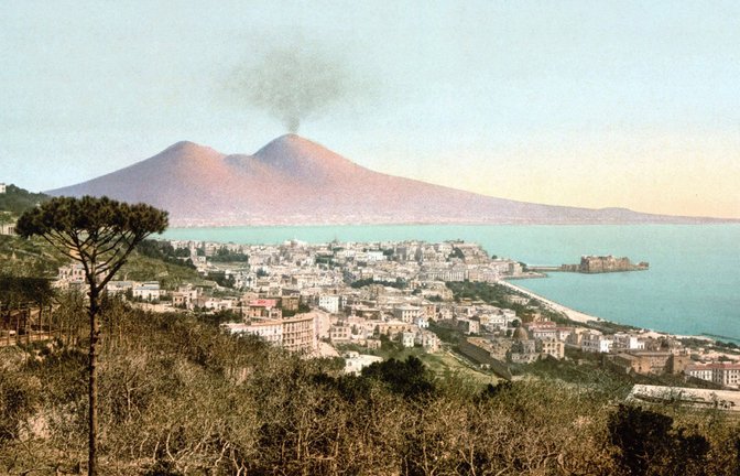 Mit vulkanischem Temperament entwickelte  sich im 18. Jahrhundert die Musik in Neapel. Die Postkartenansicht stammt von 1900, als sich die Musik- zur Touristenmetropole gewandelt hatte.<span class='image-autor'>Foto: I//© Stefano Bianchetti</span>