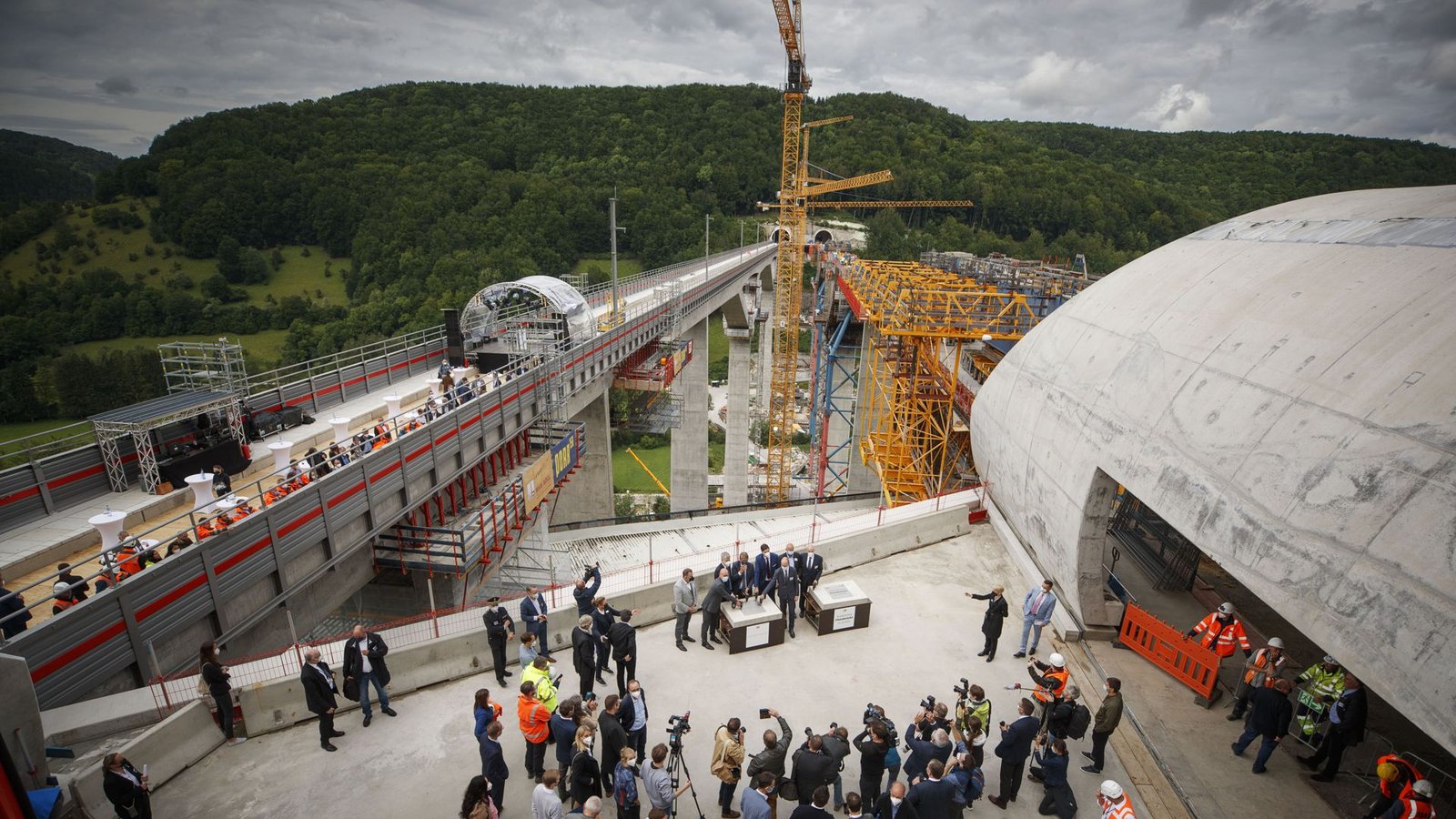 Mit zwei direkt nebeneinander liegenden und knapp 500 Meter langen Brücken haben die Bauarbeiter zwei Eisenbahntunnel miteinander verbunden: den Boßler- und den Steinbühltunnel.Foto: Gottfried Stoppel Mit zwei direkt nebeneinander liegenden und knapp 500 Meter langen Brücken haben die Bauarbeiter zwei Eisenbahntunnel miteinander verbunden: den Boßler- und den Steinbühltunnel.Foto: Gottfried Stoppel