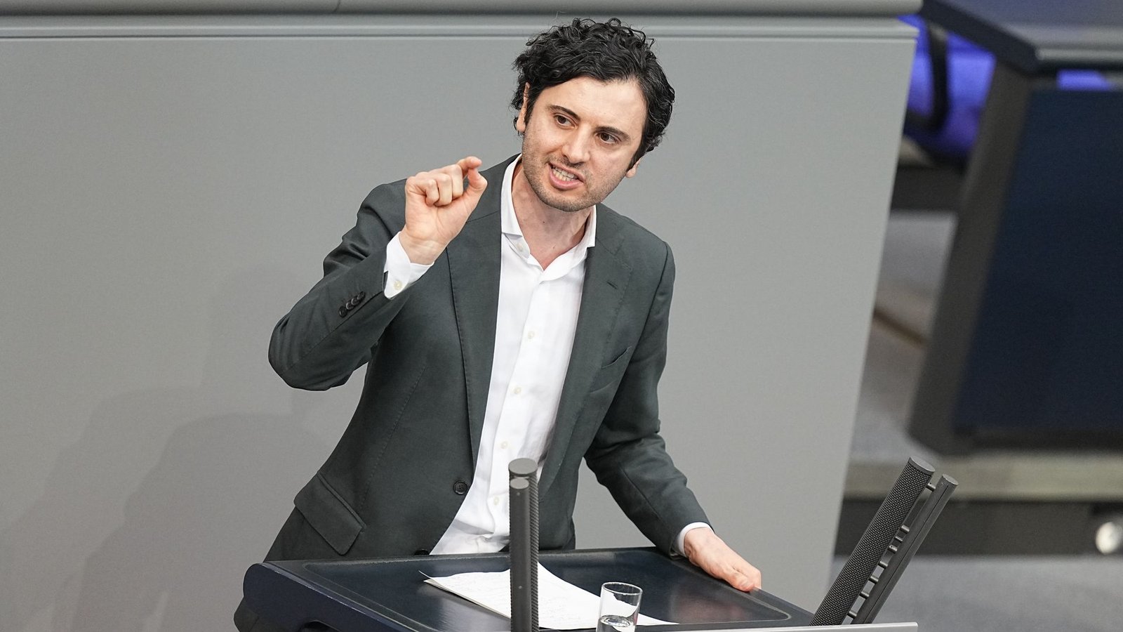 Der Berliner SPD-Bundestagsabgeordnete, Hakan Demir, sieht in der SPD-Fraktion keine Bereitschaft, weitere Teile der Reform des Staatsangehörigkeitsrechts von 2024 rückabzuwickeln. (Archivbild)Foto: Michael Kappeler/dpa Der Berliner SPD-Bundestagsabgeordnete, Hakan Demir, sieht in der SPD-Fraktion keine Bereitschaft, weitere Teile der Reform des Staatsangehörigkeitsrechts von 2024 rückabzuwickeln. (Archivbild)Foto: Michael Kappeler/dpa