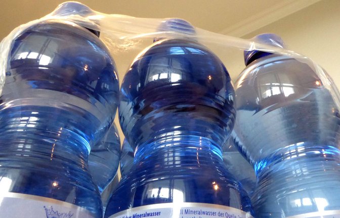 Alles andere als harmlos: Unter Sonneneinstrahlung lösen sich  Mikroplastik und Chemikalien aus dem PET-Plastik und gehen in das Wasser und die Umgebungsluft über.<span class='image-autor'>Foto: Imago/AbacaPress</span>