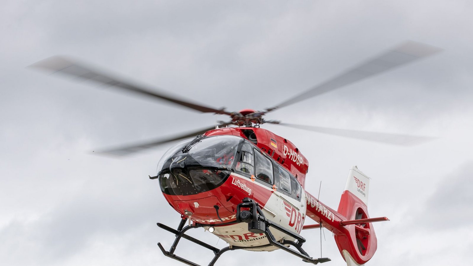 Der Mann wurde mit einem Rettungshubschrauber in eine Klinik geflogen. (Symbolbild)Foto: Daniel Karmann/dpa/Daniel Karmann Der Mann wurde mit einem Rettungshubschrauber in eine Klinik geflogen. (Symbolbild)Foto: Daniel Karmann/dpa/Daniel Karmann