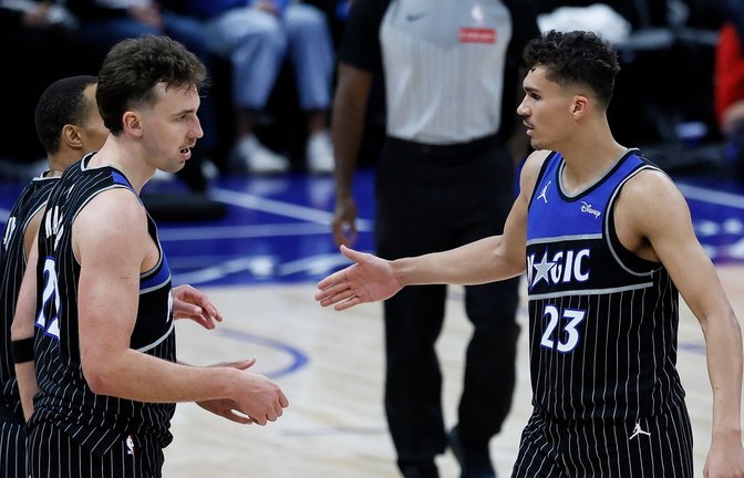 Zwei Europameister mit gutem Start: Franz Wagner (links) und Tristan da Silva haben mit den Magic den Auftakt in die Playoffs gewonnen.<span class='image-autor'>Foto: Duane Burleson/AP/dpa</span>