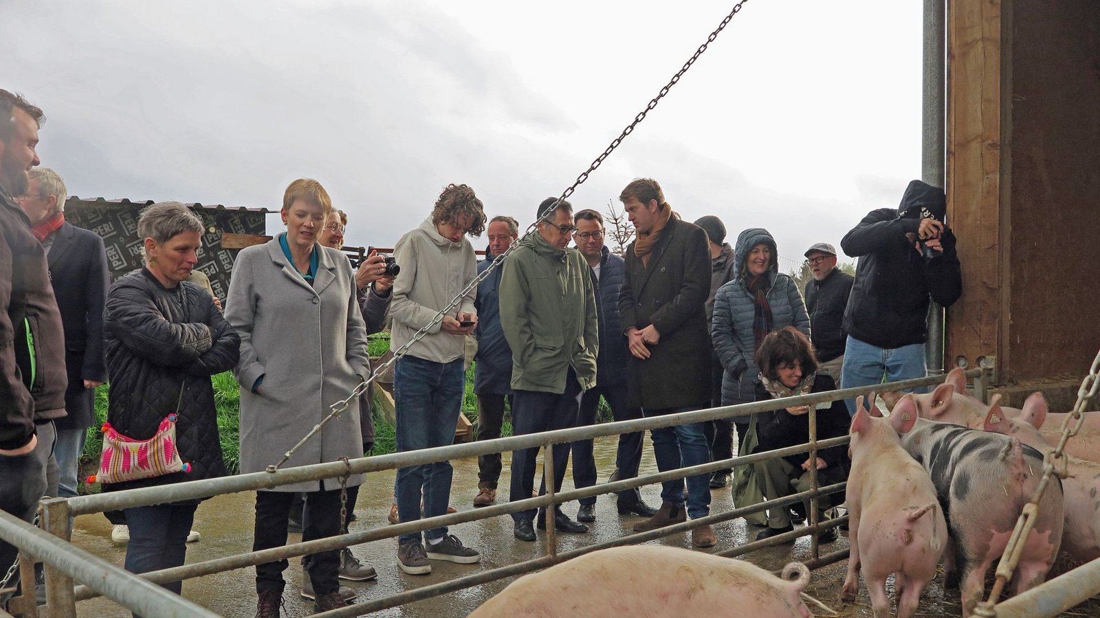 Der Biobauer möchte Cem Özdemir die Sorgen der Landwirte näherbringen.Foto: StZN/Ulrike Rapp-Hirrlinger Der Biobauer möchte Cem Özdemir die Sorgen der Landwirte näherbringen.Foto: StZN/Ulrike Rapp-Hirrlinger
