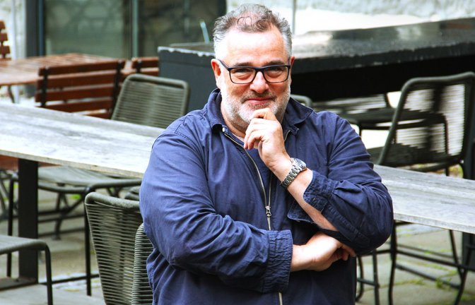 Anselm Venedey im Garten seines Lokals<span class='image-autor'>Foto: Uli Fricker</span>